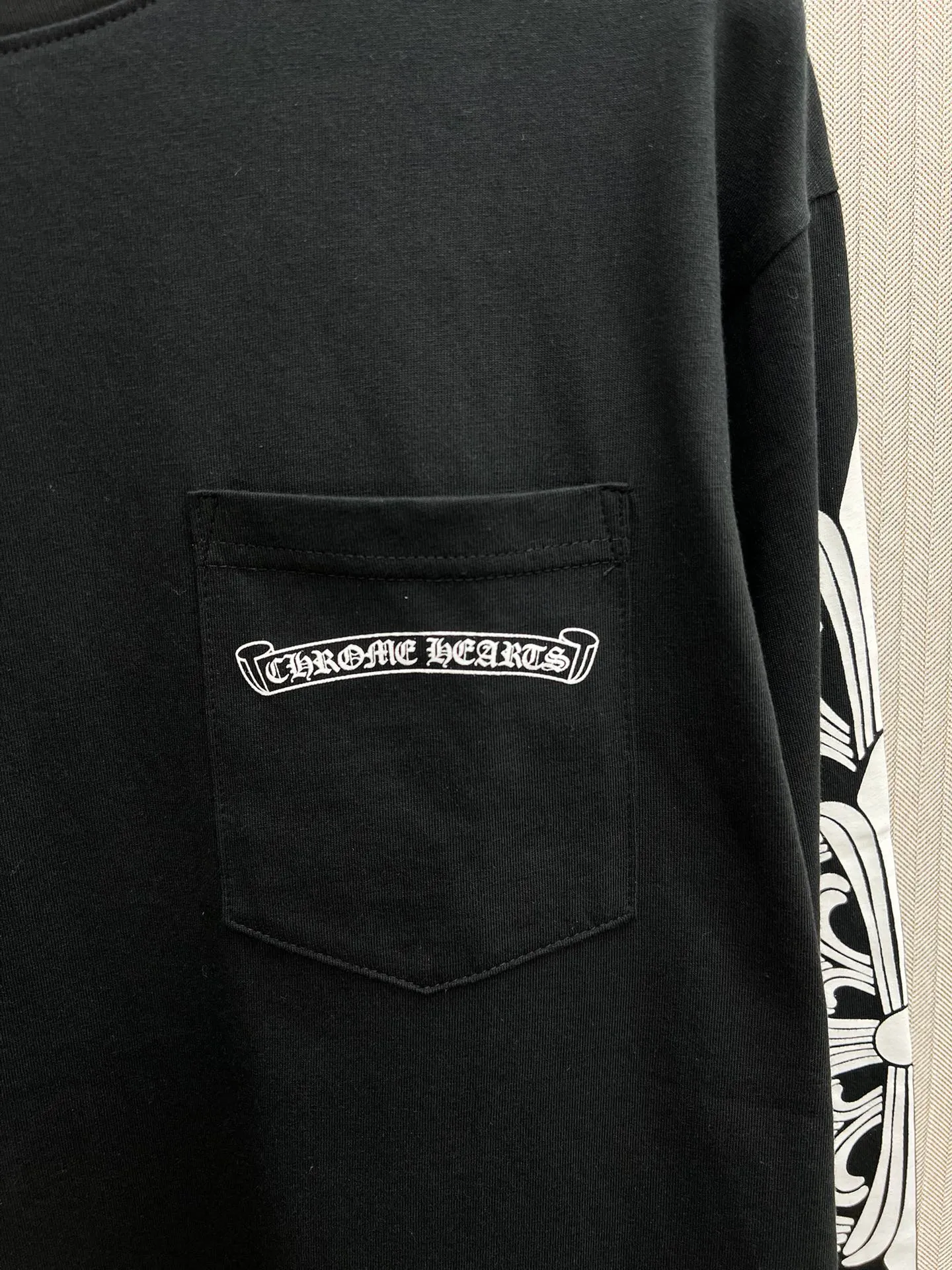 🅿️350 Croix Heart 25SS Graffiti Limited Long Sleeve. The fabric is made of 26-woven 220g cotton. The printing is ink printing. Customized accessories. Code number: S.M.L.